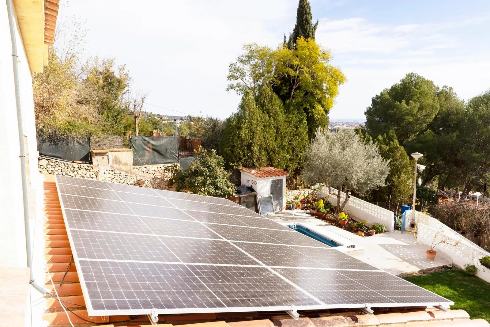 Installateur posant des panneaux solaires photovoltaïques, achat, installation et raccordement sur toiture