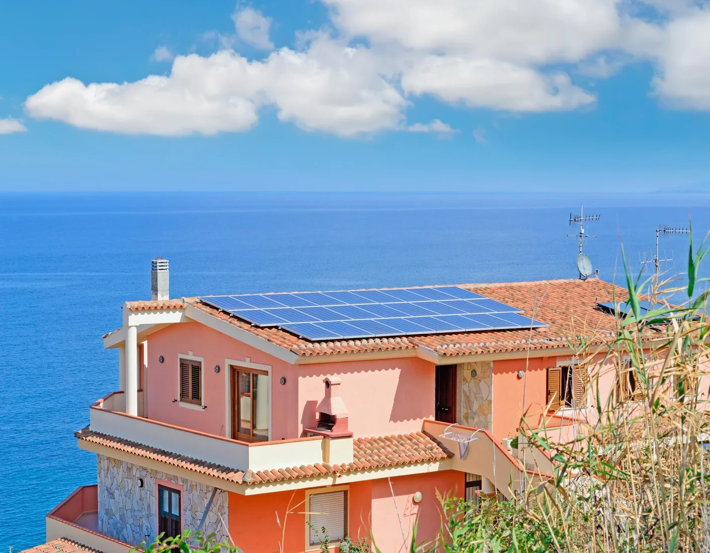 Équipe technique installant des panneaux photovoltaïques