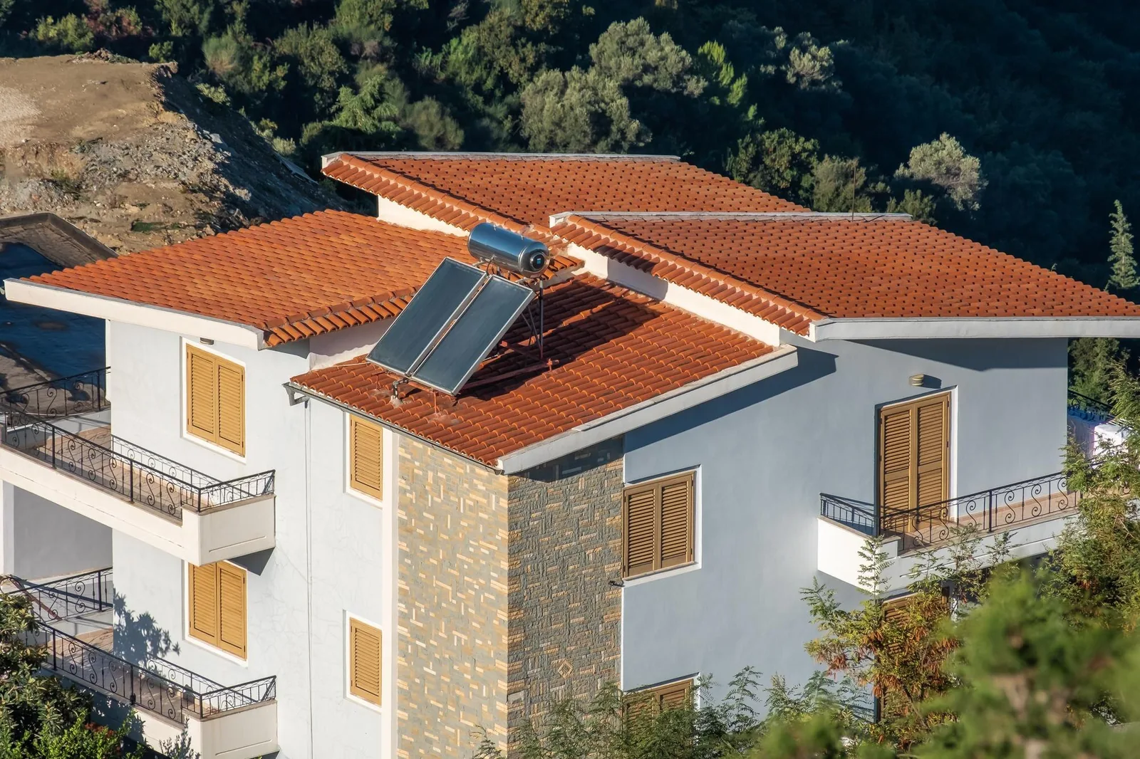 Maison équipée de panneaux solaires photovoltaïques, achat, installation et raccordement